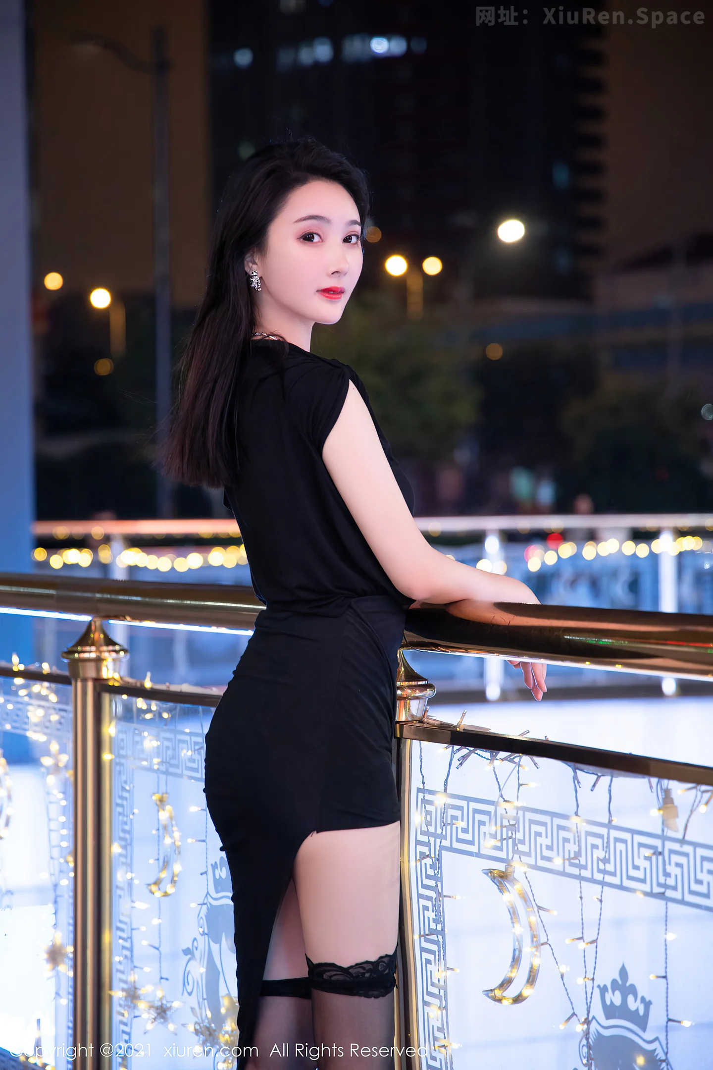 图片[5]-[XiuRen秀人网]VOL.4400 模特Summer宝宝脱黑色长裙露精致蕾丝内衣配黑丝袜魅惑写真60P-秀人网官方网站